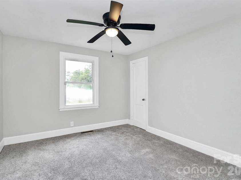 5726 Oak Drive, Charlotte, NC 28216.  MLS# CAR4381646, YatesRealty ID 21393. 