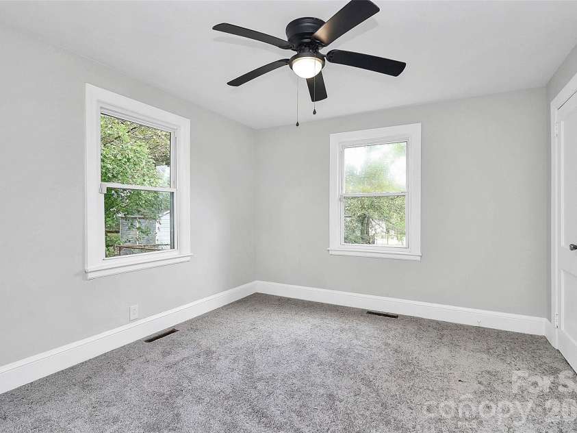 5726 Oak Drive, Charlotte, NC 28216.  MLS# CAR4381646, YatesRealty ID 21393. 