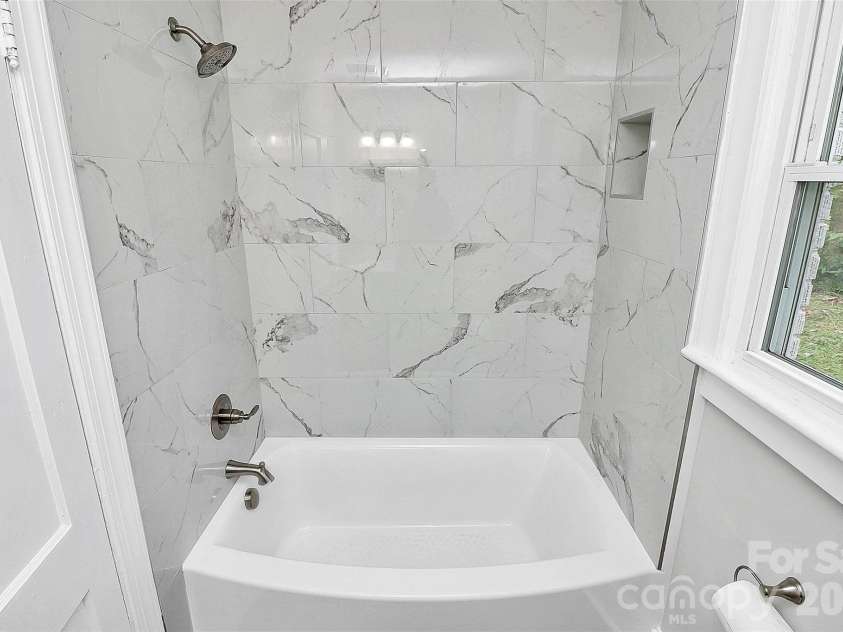 5726 Oak Drive, Charlotte, NC 28216.  MLS# CAR4381646, YatesRealty ID 21393. 