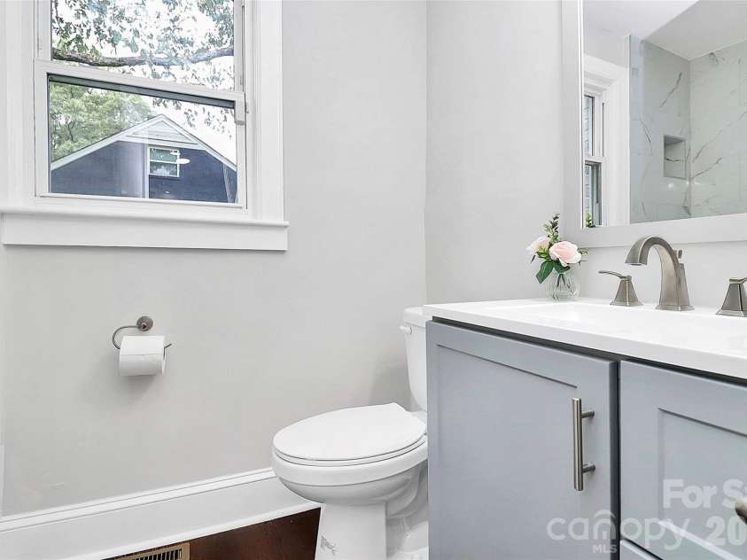 5726 Oak Drive, Charlotte, NC 28216.  MLS# CAR4381646, YatesRealty ID 21393. 