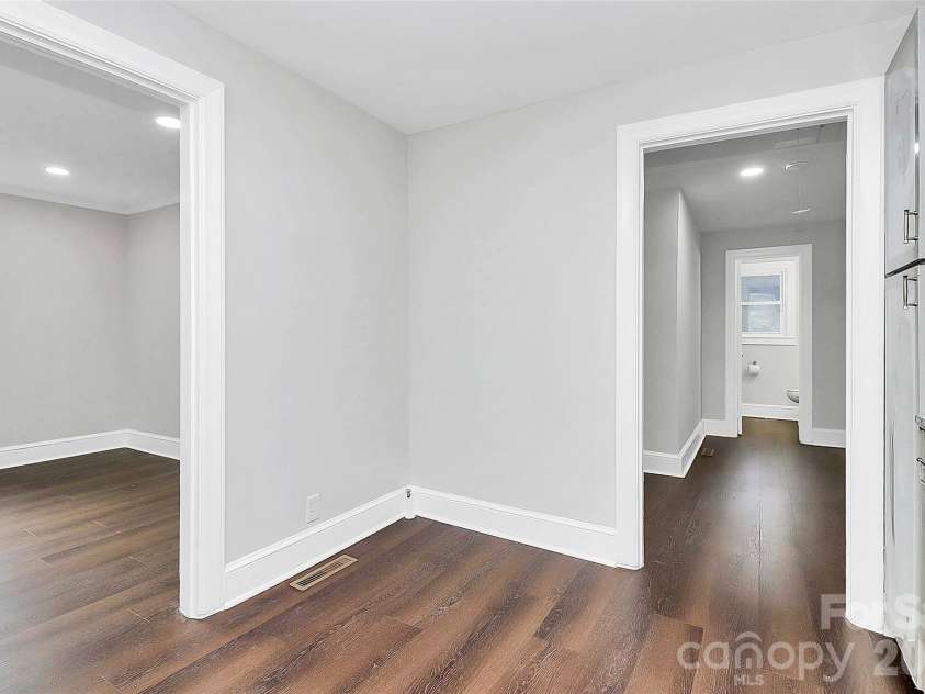 5726 Oak Drive, Charlotte, NC 28216.  MLS# CAR4381646, YatesRealty ID 21393. 