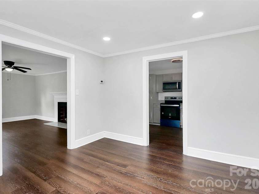 5726 Oak Drive, Charlotte, NC 28216.  MLS# CAR4381646, YatesRealty ID 21393. 