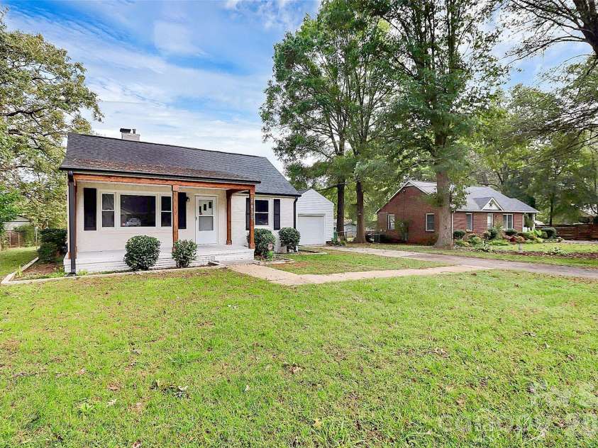 5726 Oak Drive, Charlotte, NC 28216.  MLS# CAR4381646, YatesRealty ID 21393. 
