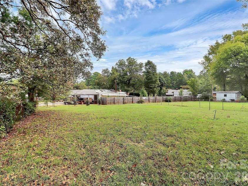 5726 Oak Drive, Charlotte, NC 28216.  MLS# CAR4381646, YatesRealty ID 21393. 