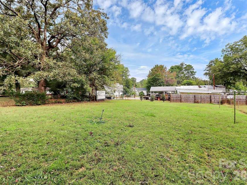 5726 Oak Drive, Charlotte, NC 28216.  MLS# CAR4381646, YatesRealty ID 21393. 