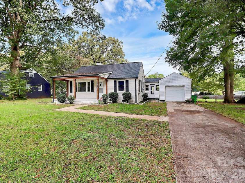 5726 Oak Drive, Charlotte, NC 28216.  MLS# CAR4381646, YatesRealty ID 21393. 