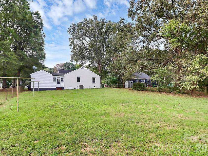 5726 Oak Drive, Charlotte, NC 28216.  MLS# CAR4381646, YatesRealty ID 21393. 