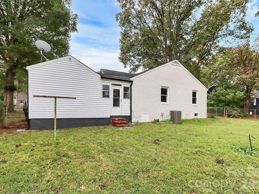 5726 Oak Drive, Charlotte, NC 28216.  MLS# CAR4381646, YatesRealty ID 21393. 