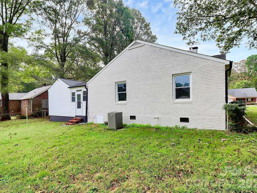 5726 Oak Drive, Charlotte, NC 28216.  MLS# CAR4381646, YatesRealty ID 21393. 