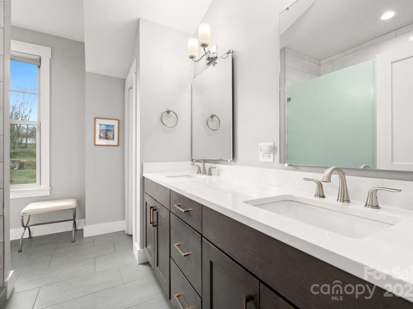 209 Broadway Street, Asheville, NC 28801.  MLS# CAR4206965, YatesRealty ID 21394. 