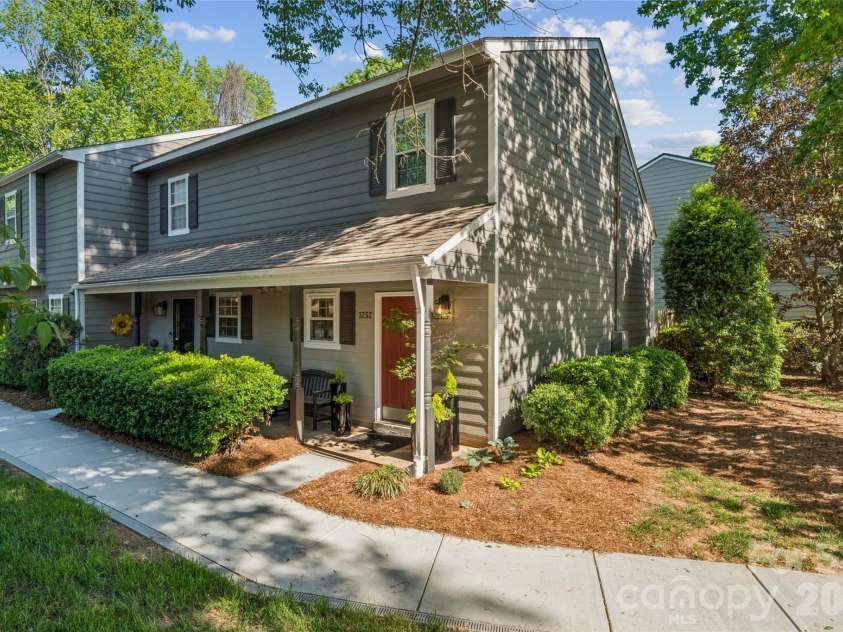 3252 Heathstead Place, Charlotte, NC 28210.  MLS# CAR4372084, YatesRealty ID 21398. 