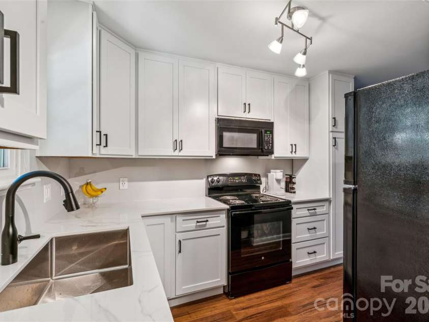 3252 Heathstead Place, Charlotte, NC 28210.  MLS# CAR4372084, YatesRealty ID 21398. 