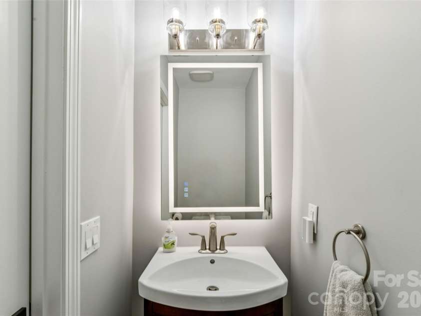3252 Heathstead Place, Charlotte, NC 28210.  MLS# CAR4372084, YatesRealty ID 21398. 