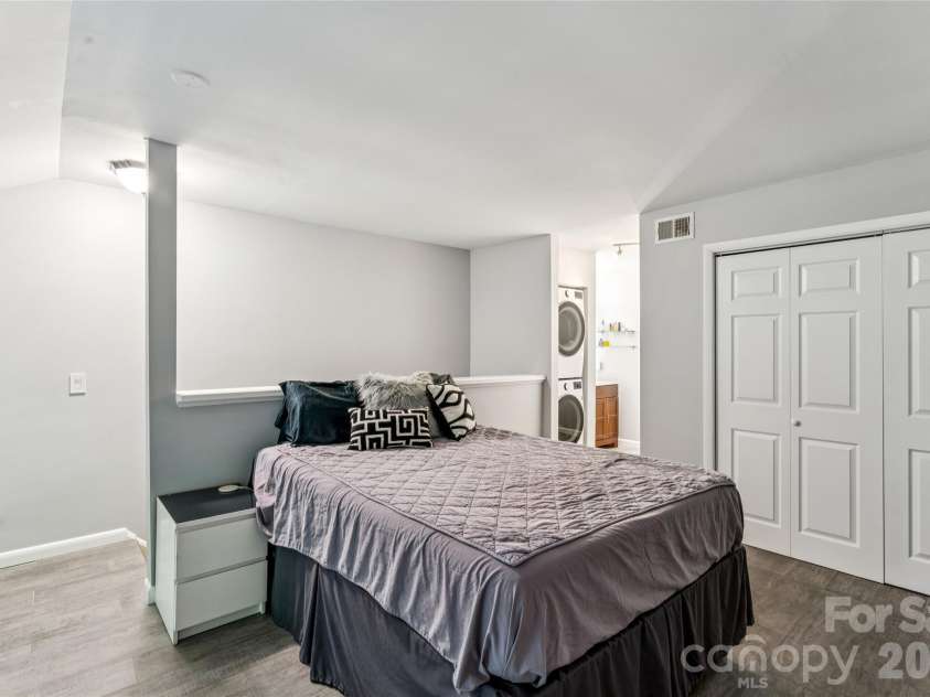 3252 Heathstead Place, Charlotte, NC 28210.  MLS# CAR4372084, YatesRealty ID 21398. 