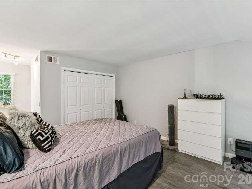 3252 Heathstead Place, Charlotte, NC 28210.  MLS# CAR4372084, YatesRealty ID 21398. 