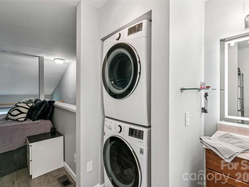 3252 Heathstead Place, Charlotte, NC 28210.  MLS# CAR4372084, YatesRealty ID 21398. 