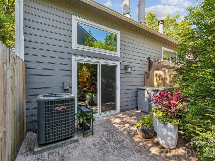 3252 Heathstead Place, Charlotte, NC 28210.  MLS# CAR4372084, YatesRealty ID 21398. 