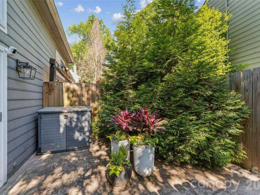 3252 Heathstead Place, Charlotte, NC 28210.  MLS# CAR4372084, YatesRealty ID 21398. 