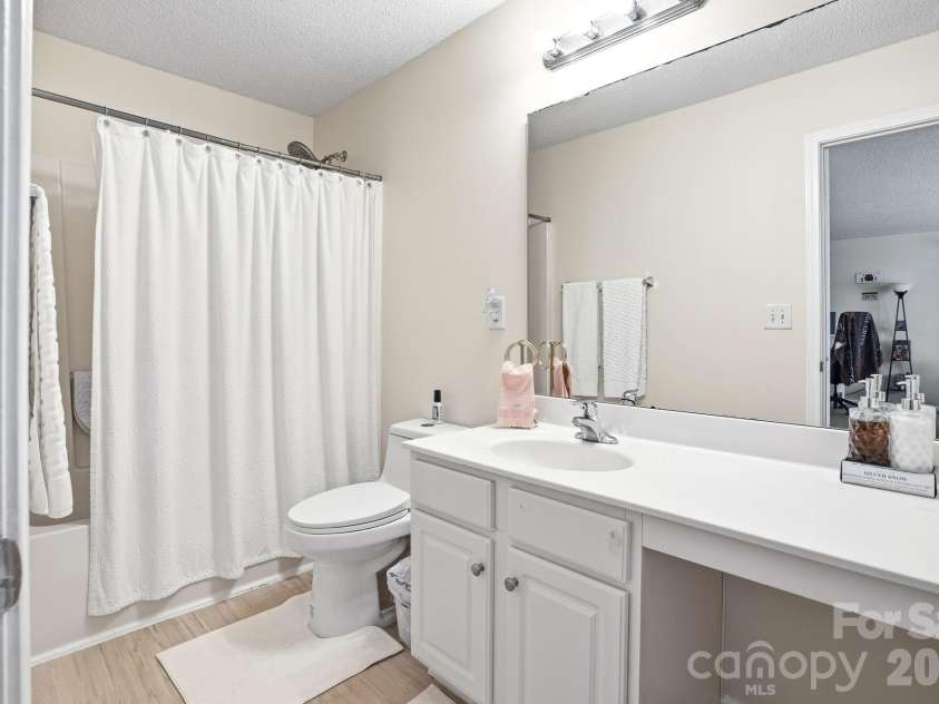 2260 Wexford Way, Statesville, NC 28625.  MLS# CAR4341137, YatesRealty ID 21399. Bathroom 2