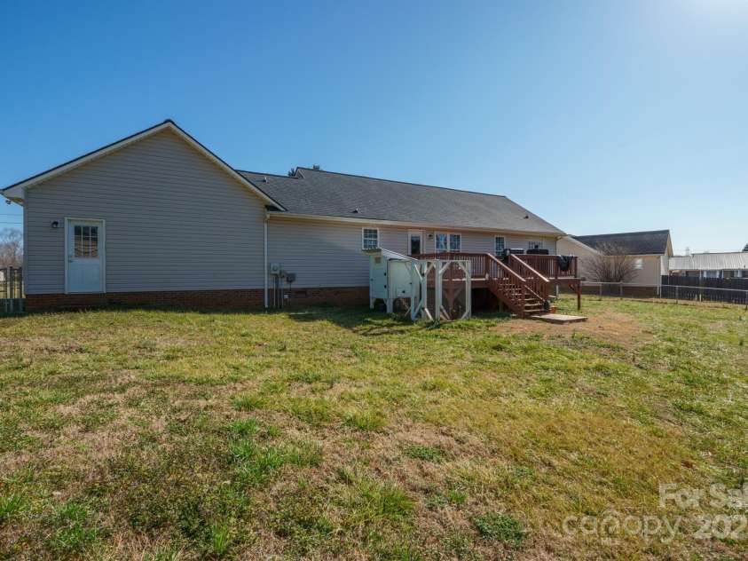 4511 Briarcreek Road, Maiden, NC 28650.  MLS# CAR4222305, YatesRealty ID 2140. 