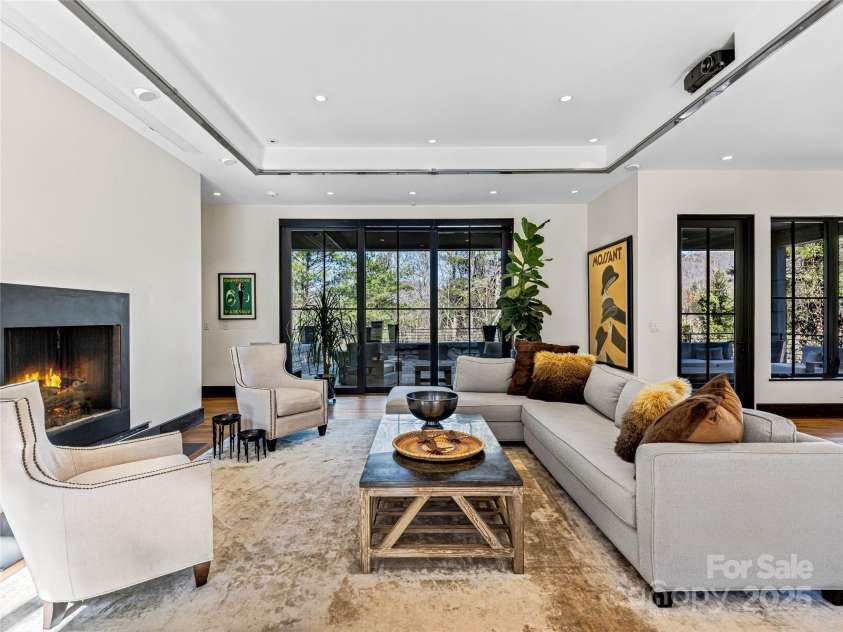 18 Wolfe Cove Road, Asheville, NC 28804.  MLS# CAR4231341, YatesRealty ID 21400. 