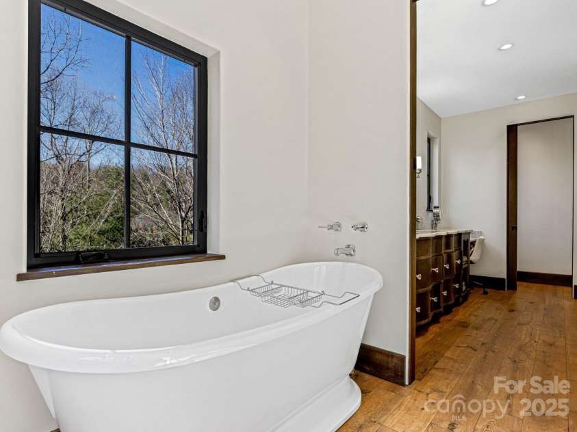 18 Wolfe Cove Road, Asheville, NC 28804.  MLS# CAR4231341, YatesRealty ID 21400. 