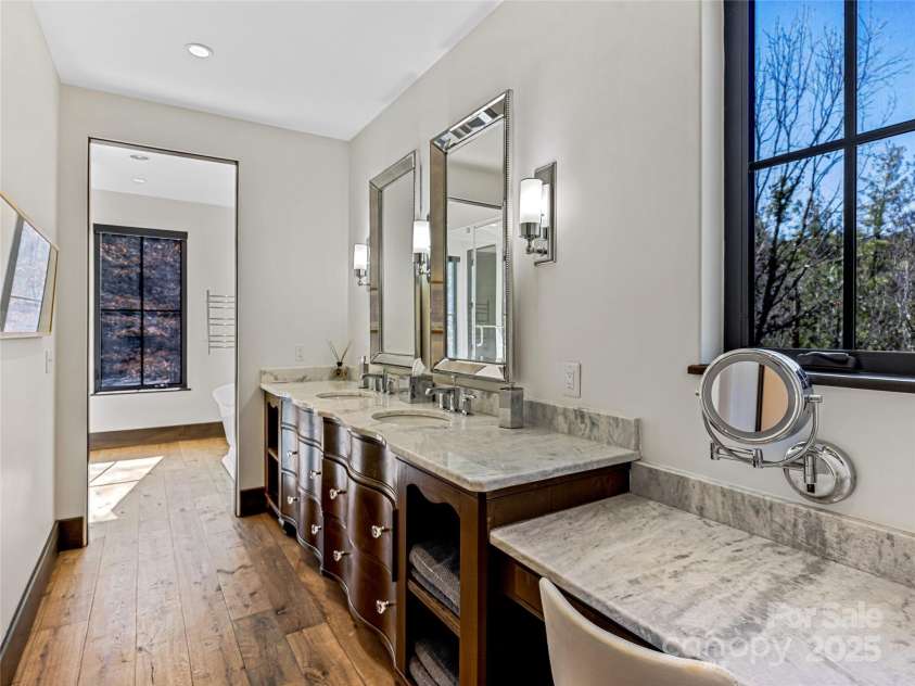 18 Wolfe Cove Road, Asheville, NC 28804.  MLS# CAR4231341, YatesRealty ID 21400. Primary en suite