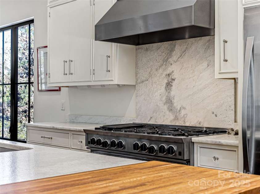 18 Wolfe Cove Road, Asheville, NC 28804.  MLS# CAR4231341, YatesRealty ID 21400. This oversized natural gas range is a chef's dream!