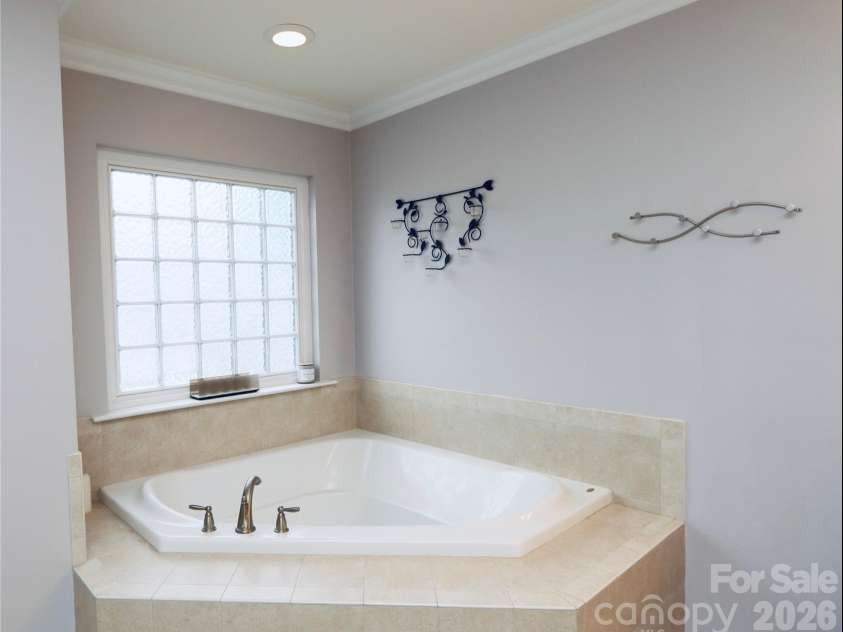 3586 Larkhaven Avenue, Concord, NC 28027.  MLS# CAR4398319, YatesRealty ID 21400. Soaking Tub