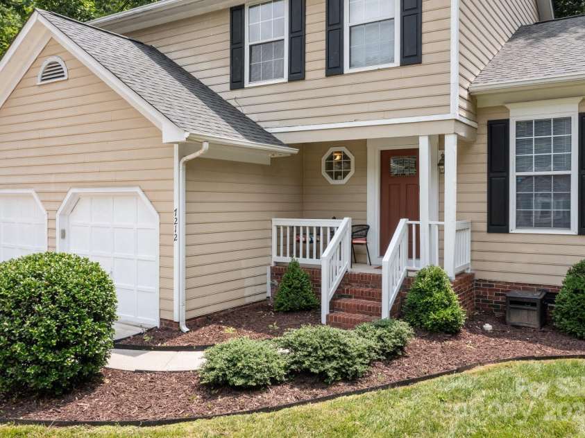 7212 Morsey Court, Charlotte, NC 28269.  MLS# CAR4268326, YatesRealty ID 21404. Covered Front Porch