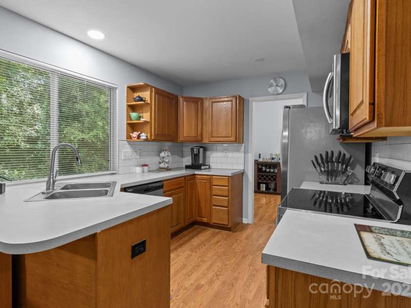 7212 Morsey Court, Charlotte, NC 28269.  MLS# CAR4268326, YatesRealty ID 21404. Double windows over the sink.