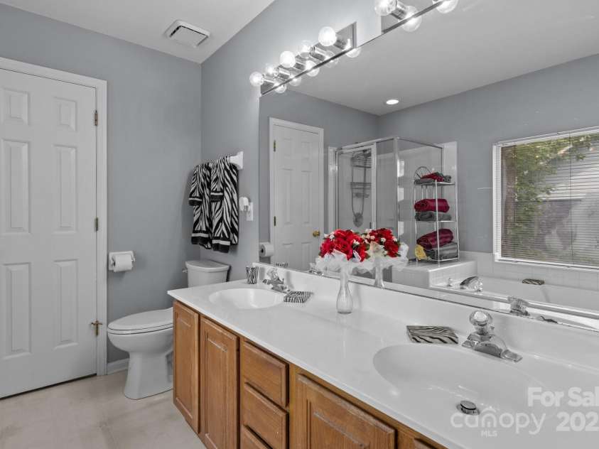 7212 Morsey Court, Charlotte, NC 28269.  MLS# CAR4268326, YatesRealty ID 21404. Dual Vanities