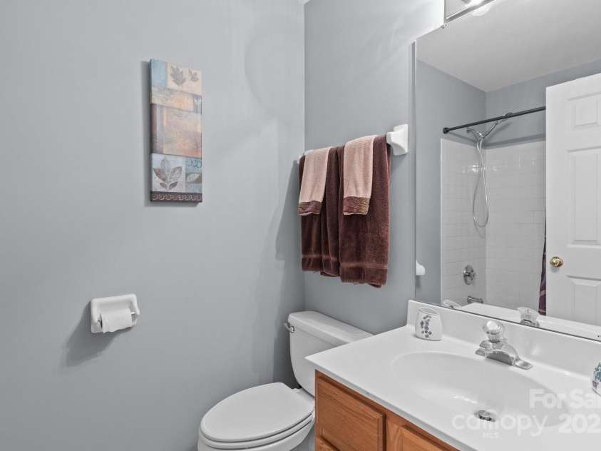 7212 Morsey Court, Charlotte, NC 28269.  MLS# CAR4268326, YatesRealty ID 21404. Hall Bath