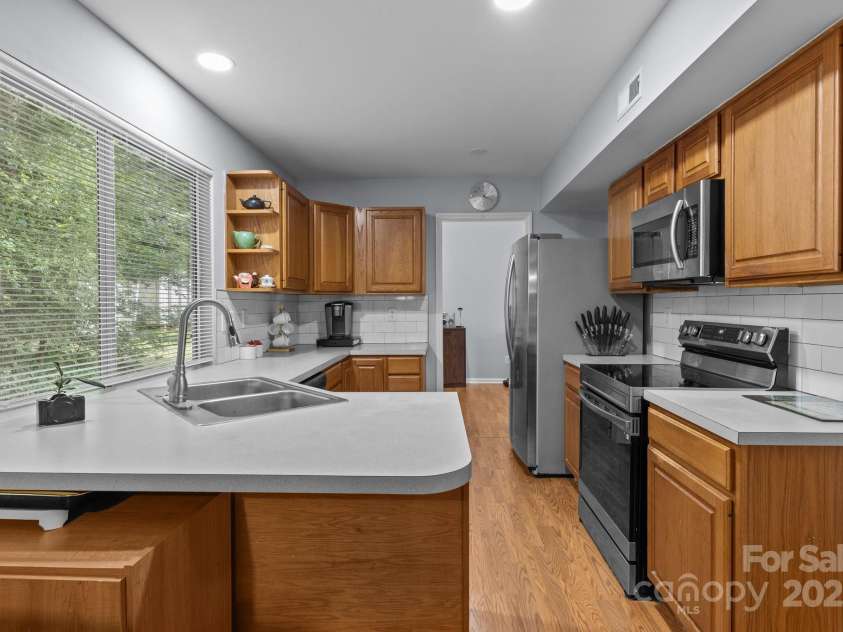 7212 Morsey Court, Charlotte, NC 28269.  MLS# CAR4268326, YatesRealty ID 21404. Kitchen with Breakfast Area
