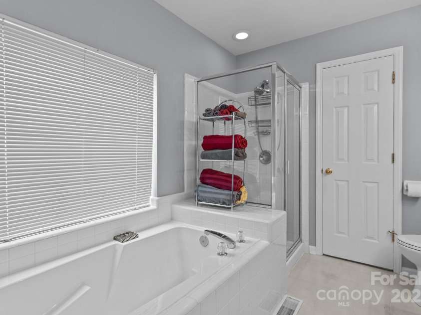 7212 Morsey Court, Charlotte, NC 28269.  MLS# CAR4268326, YatesRealty ID 21404. Large Soaking tub