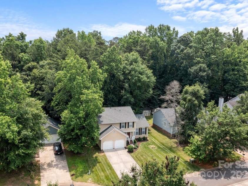 7212 Morsey Court, Charlotte, NC 28269.  MLS# CAR4268326, YatesRealty ID 21404. Nestled in Cul-de-sac
