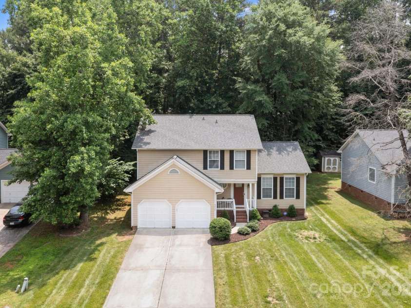 7212 Morsey Court, Charlotte, NC 28269.  MLS# CAR4268326, YatesRealty ID 21404. Nice long driveway