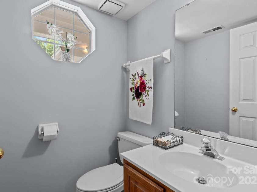 7212 Morsey Court, Charlotte, NC 28269.  MLS# CAR4268326, YatesRealty ID 21404. Private Powder Room