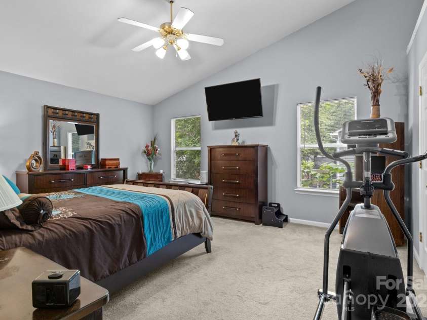 7212 Morsey Court, Charlotte, NC 28269.  MLS# CAR4268326, YatesRealty ID 21404. Spacioius Primary ensuite Bedroom