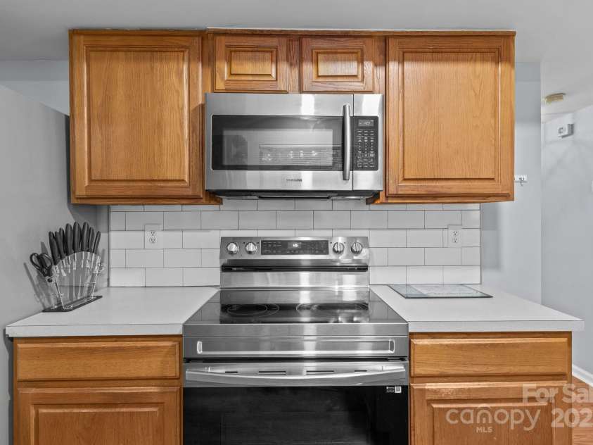 7212 Morsey Court, Charlotte, NC 28269.  MLS# CAR4268326, YatesRealty ID 21404. Stainless Steal Appliances