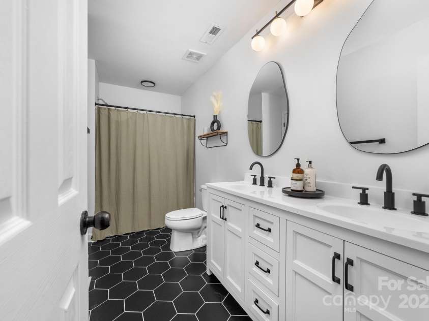 1542 Maypine Commons Way, Rock Hill, SC 29732.  MLS# CAR4303451, YatesRealty ID 21408. Attached full bath to basement bedroom