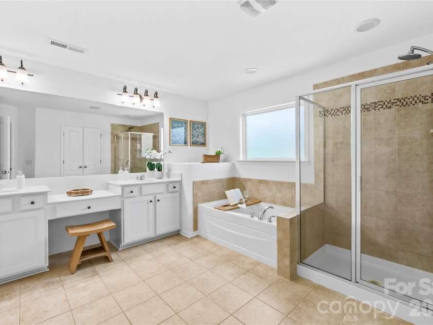 2805 Julian Glen Circle, Waxhaw, NC 28173.  MLS# CAR4366670, YatesRealty ID 21409. 