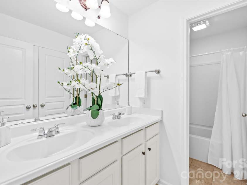 2805 Julian Glen Circle, Waxhaw, NC 28173.  MLS# CAR4366670, YatesRealty ID 21409. 