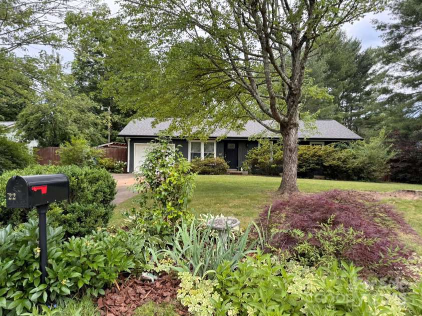 22 King Arthur Place, Asheville, NC 28806.  MLS# CAR4270213, YatesRealty ID 21412. 