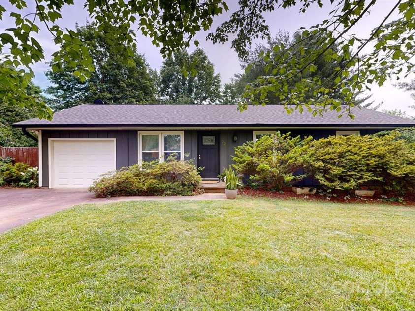 22 King Arthur Place, Asheville, NC 28806.  MLS# CAR4270213, YatesRealty ID 21412. 