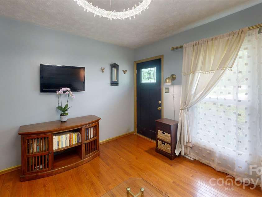 22 King Arthur Place, Asheville, NC 28806.  MLS# CAR4270213, YatesRealty ID 21412. 