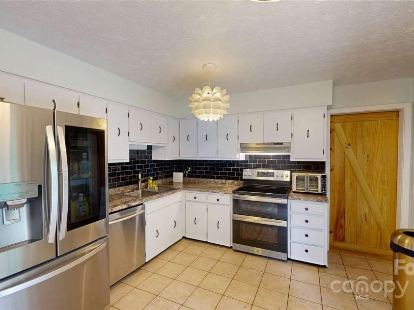 22 King Arthur Place, Asheville, NC 28806.  MLS# CAR4270213, YatesRealty ID 21412. 