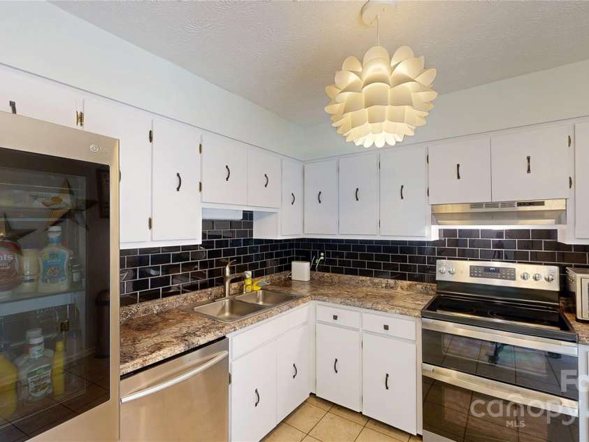 22 King Arthur Place, Asheville, NC 28806.  MLS# CAR4270213, YatesRealty ID 21412. 