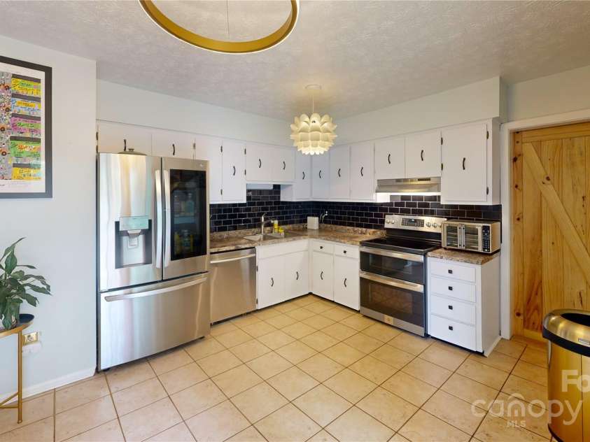 22 King Arthur Place, Asheville, NC 28806.  MLS# CAR4270213, YatesRealty ID 21412. 