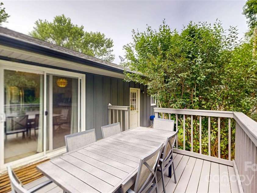 22 King Arthur Place, Asheville, NC 28806.  MLS# CAR4270213, YatesRealty ID 21412. 